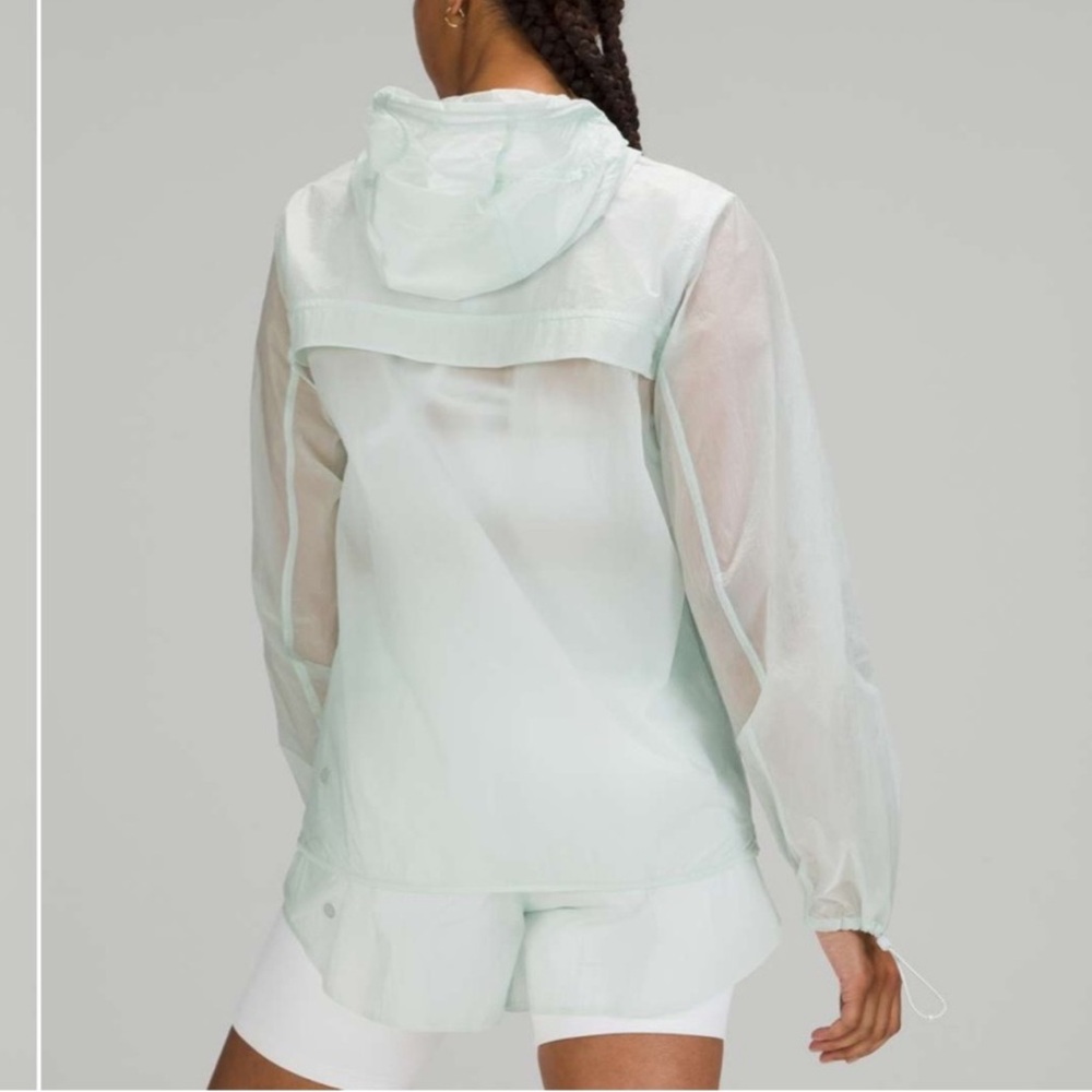 SOLD Lululemon Step Out Anorak Ocean Air Lightweight Jacket Size Medium Rain - Picture 3 of 16